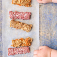 Porridge fingers for baby led weaning (BLW) 3 different flavours - raspberry & coconut, apple pie and carrot cake. Great finger food for babies and toddler. Breakfast ideas for babies.