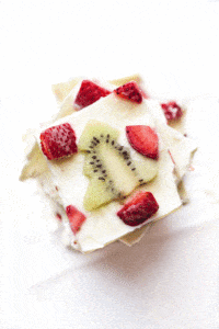 Christmas frozen yogurt bark. A healthy Christmas treat for kids.