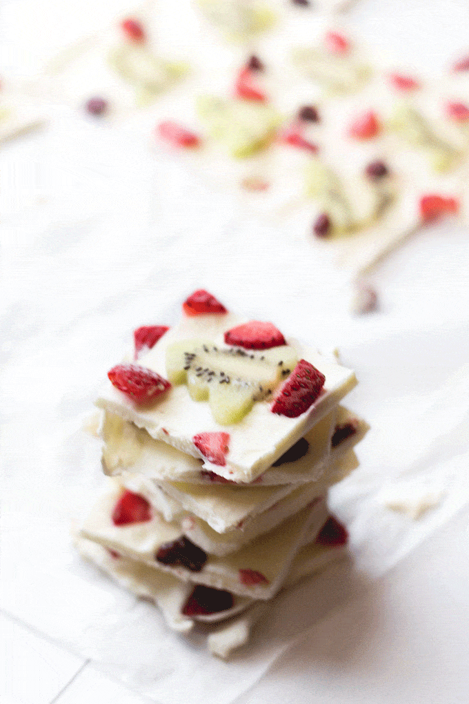 Christmas frozen yogurt bark. A healthy Christmas treat for kids. 