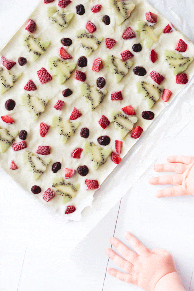 Christmas frozen yogurt bark. A healthy Christmas treat for kids. 