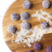Blueberry breakfast balls. Blueberry, oats, peanut butter and oats blazed and rolled into balls. A healthy breakfast perfect for kids and babies.