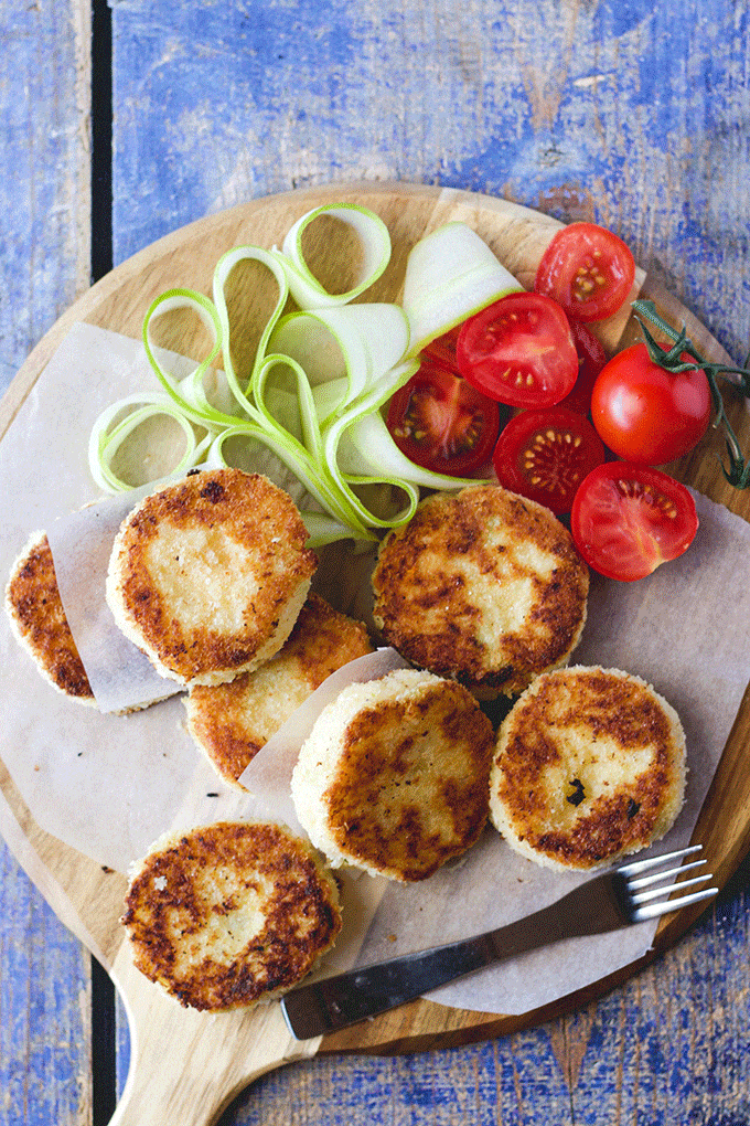 Bubble and Squeak cakes (potato and cabbage cakes) are a great way to use up leftovers and also a great way to add some veg to your kids' diet. Great for toddlers and blw. 