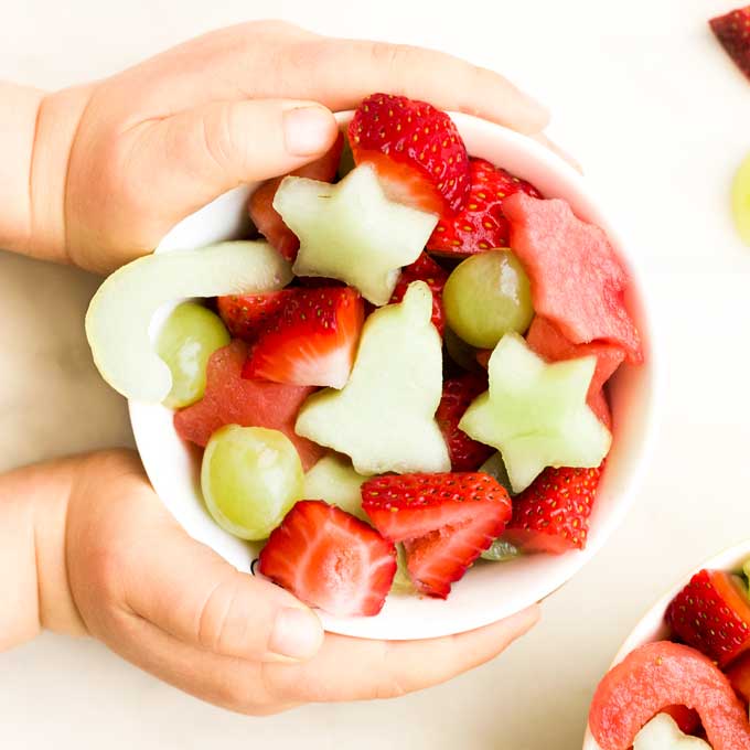 Salade de fruits de Noël dans un bol