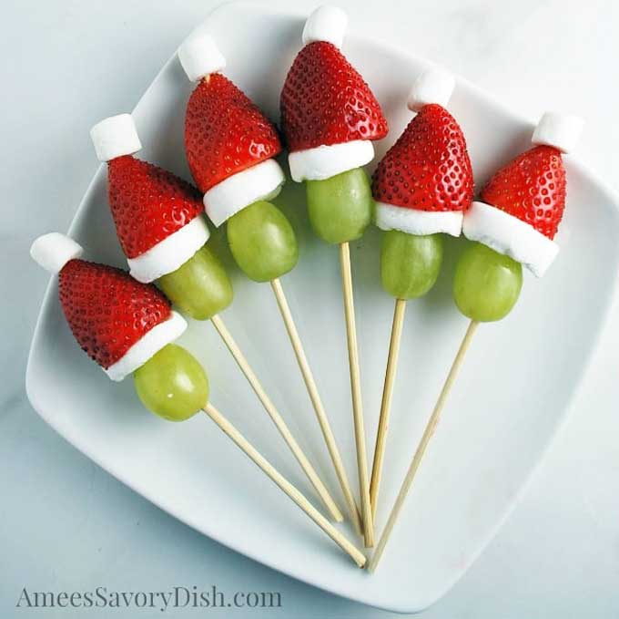 Grinch Kabobs aus Weintrauben, Erdbeeren und Marshmallow