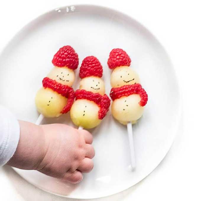 Muñecos de nieve de melón con sombrero de frambuesa