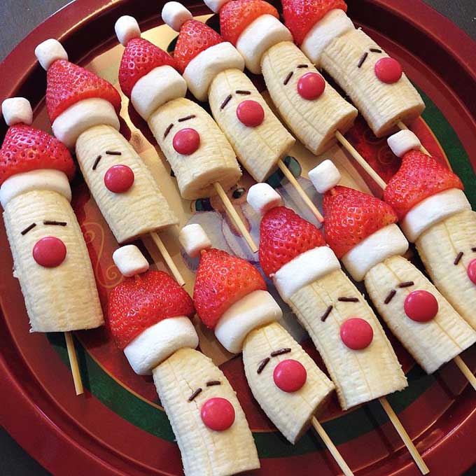 Des brochettes de père Noël faites de banane avec un chapeau de fraise