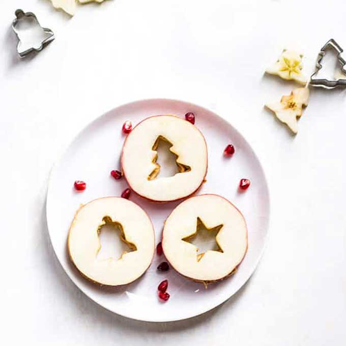 Sándwiches de manzana con mantequilla de cacahuete con centro recortado en forma de Navidad